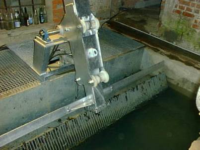 Foto: Konstruktion eines hydraulischen Teleskop-Rechenreiniger (Putzlänge ca. 2 m, Putzbreite ca. 4 m)